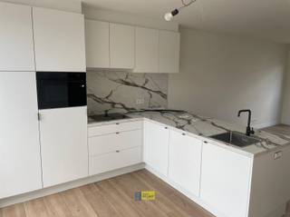 <p><span>Ruim en lichtrijk duplex appartement met 2 slaapkamers in Lier</span></p><p><span>Dit moderne duplex appartement maakt deel uit van een kleinschalig nieuwbouwproject en combineert ruimte, licht en comfort op een doordachte manier.</span></p><p><span>De leefruimte met open keuken bevindt zich op het eerste niveau en geniet van veel natuurlijk licht dankzij de grote raampartijen. Aansluitend is er een aangename buitenruimte die zorgt voor extra wooncomfort.</span></p><p><span>Op het tweede niveau bevinden zich </span><span>2 volwaardige slaapkamers</span><span>, ideaal voor koppels, een klein gezin of wie extra ruimte wenst voor een bureau of hobbykamer. Verder is er een praktische badkamer en voldoende bergruimte voorzien.</span></p><p><span>Dankzij de duplexindeling geniet u van een duidelijke scheiding tussen leef- en slaapgedeelte, wat bijdraagt aan rust en privacy.</span></p><p><span>Het appartement is voorzien van zonnepanelen en een thuisbatterij, wat bijdraagt aan een energiezuinig verbruik. Het geschatte E-peil bedraagt ongeveer E10, wat wijst op een zeer energie-efficiënt appartement. </span></p><p><span>Gelegen in Lier met een goede bereikbaarheid en in de nabijheid van winkels, scholen en belangrijke verbindingswegen.</span></p><p><span>Kortom: een comfortabel en modern appartement met een huiselijk gevoel, verdeeld over twee niveaus.</span></p>