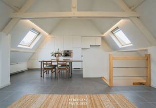 <p><span>Ligging<br /></span><span>Dit mooi duplexappartement is instapklaar en geniet een uitstekende ligging langs de Evergemsesteenweg. <br />Het centrum van Wondelgem met scholen, winkels, sport- en cultuur ligt op een boogscheut. <br />Daarenboven is er op 20m een bushalte, tram en station op wandelafstand.<br /><br /></span><span>Gezellig duplexappartement met 2 slaapkamers<br /></span><span>Je komt binnen in een centrale inkomhal met gastentoilet.<br />Met de trap kom je op de eerste verdieping in de nachthal van het appartement.<br />Van hieruit kan je naar een handige en ruime berging, waar je vlot een wasmachine en droogkast kwijt kan.<br />Op dit niveau vind je twee volwaardige slaapkamers.<br />Beide kamers zijn licht en netjes afgewerkt. <br />De knappe badkamer is voorzien van een douche en een meubel met dubbele wastafel.<br />Via de trap kom je op de bovenverdieping, en dat is meteen een troef.<br />Onder de nok, tussen de zichtbare houten spanten en de dakramen, ligt een bijzonder gezellige leefruimte met open keuken <br />De indirecte verlichting zorgt voor een warme sfeer. <br />Aansluitend is er een praktische keuken met keramische kookplaat, combi-oven en ijskast, plus veel opbergruimte en een royaal werkblad dat ook dienst doet als eettafel. <br /><br /></span><span>Extra<br /></span><span>/ mogelijkheid om garage bij te huren achteraan terrein<br /><br /></span><span>Troeven<br /></span><span>/ energiezuinig EPC B<br />/ ultra-instapklaar<br />/ verhuurwaarde ca. 950 euro / maand, dus ook interessant als investering<br /><br /><br /></span></p>