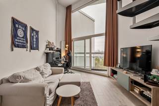 <p><span>Hoge plafonds, een doordachte duplexindeling en een prachtig uitzicht over Antwerpen: dit gerenoveerde appartement van 53 m², gelegen op de vijfde verdieping, combineert ruimte en karakter op een unieke manier.</span></p><p><span>Ook de ligging is een absolute troef. Het Centraal Station ligt om de hoek en tal van Antwerpse hotspots bevinden zich op wandelafstand. Van de gezellige straten van Zurenborg tot het Theaterplein, de Meir en de Vogelenmarkt: alles ligt binnen handbereik. Een ideale uitvalsbasis voor wie het beste van de stad graag dichtbij heeft.</span></p><p><span><strong>Een doordachte duplexindeling</strong></span></p><p><span>Bij binnenkomst wordt u verwelkomd in een inkomhal met vestiaire. Verderop bevindt zich de volledig uitgeruste, gerenoveerde open keuken, die mooi aansluit op de leefruimte.</span></p><p><span>De leefruimte bevindt zich aan de achterzijde van het appartement en vormt een aangenaam geheel met het terras. Dankzij de ligging op de vijfde verdieping geniet u hier van een prachtig uitzicht over Antwerpen. De grote raampartijen zorgen voor een aangename lichtinval en versterken het ruimtelijke gevoel.</span></p><p><span>De dubbele plafondhoogte geeft het appartement extra volume en een uitgesproken karakter.</span></p><p><span>Via de trap bereikt u de bovenverdieping, waar de slaapkamer zich bevindt. Hier is ook ruimte voor een bureau, ideaal voor wie van thuis uit werkt. Achter de slaapkamer bevindt zich de gerenoveerde badkamer, uitgerust met een moderne inloopdouche.</span></p><p><span>De verschillende niveaus en de slimme indeling maken dit appartement tot een bijzonder geheel, waarbij elke vierkante meter optimaal wordt benut.</span></p><p><span><strong>Bijzonderheden</strong></span></p><ul><li><span>EPC A</span></li><li><span>Elektrische installatie conform</span></li><li><span>Asbestveilig</span></li><li><span>Lage vaste kosten inclusief gas, water, conciërge én ramenwas</span></li></ul><p><span>Een instapklaar en karaktervol appartement op een toplocatie in Antwerpen. De combinatie van de hoge plafonds, het uitzicht, de duplexindeling en de uitstekende technische prestaties maakt dit pand bijzonder interessant als eerste eigen woning of als investering.</span><br /><br /><span>Overweegt u uw woning te verkopen en bent u benieuwd naar de waarde ervan? Contacteer Jérôme immo voor een vrijblijvende waardebepaling.</span></p>