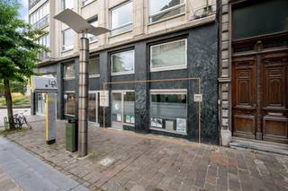 <p><span>Dit kantoor is gelegen in het hart van Gent, in de kernstad, rechtover het Duivelsteen.</span></p><p><span>Vlot te bereiken via het openbaar vervoer, vlakbij de tramhalte, alsook met de auto, er is parkeergelegenheid in de buurt (Parking Zuid en Reep).</span></p><p><span>Het bouwjaar is 1968. Het kantoor beschikt over 2 ruimtes van ongeveer 50 m², die kunnen dienen als bureau, ontvangstruimte of vergaderruimte.</span></p><p><span>Tussen beide ruimtes is er een keuken en toilet. De ruimte achteraan kunt u ook bereiken via de achterinkom gelegen in de Henegouwenstraat.</span></p><p><span>Op zoek naar een kantoor in de kernstad, die vlot te bereiken is en met voldoende parkeergelegenheid in de nabijheid?</span></p><p><span>Dan is dit zeker interessant voor u!</span></p><p><span>EPC C, uc 3414188;</span></p><p><span>Si in aanvraag;</span></p><p><span>G-score A; P-score A</span></p><p><span> </span></p>