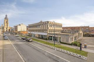 Instapklaar kantoorgebouw van ca. 1.547m² met ca. 80 private parkeerplaatsen en fietsenparking in het centrum van Roeselare.Grondoppervlakte:...