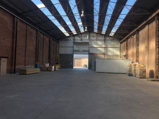 Te huur: magazijn van 1.692 m², hoogte 9 m, met een sectionale poort van 4,30 m, + kantoorruimte van ca. 50 m², gelegen in het bedrijventerrein van...