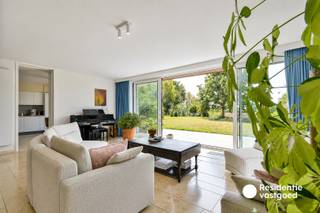 Deze ruime en verzorgde gelijkvloerse villa is gelegen op een prachtig perceel van maar liefst 2.279 m² en combineert comfortabel gelijkvloers wonen met een uitzonderlijk groene en rustige buitenomgeving. De woning is energiezuinig en beschikt over een EPC-label C, een conforme elektrische installatie en volledig asbestvrij!<br /><br />Via de inkomhal komt u binnen in de woning, die beschikt over drie volwaardige slaapkamers, een afzonderlijk toilet en een ruime badkamer met ligbad, inloopdouche, dubbel lavabomeubel en toilet. De master bedroom geniet bovendien van een rechtstreekse toegang tot de badkamer.<br />De ruime leefruimte vormt het hart van de woning en geniet dankzij de grote raampartijen van veel natuurlijk licht en een mooi zicht op de tuin. Aansluitend bevindt zich de ingerichte keuken met veel kastruimte en een praktische bijkeuken. Verder beschikt de woning over een bijzonder ruime garage/wasruimte, kelder en voldoende extra bergruimte.<br /><br />Buiten wacht een echte oase van rust. De zuidgerichte tuin is volledig omgeven door groen en beschikt over een prachtig verzicht op de omliggende omgeving. Hier geniet u in alle rust van optimale privacy en een prachtig groen kader.<br />Daarnaast is er een carport en ruime parkeermogelijkheden voor ca. 6 à 8 wagens.<br />De vermelde prijs is een richtprijs; elk bod wordt voorgelegd aan de eigenaar, die het recht heeft dit te aanvaarden of te weigeren.<br />Neem voorsprong met een vrijblijvende schatting via:<br />www.residentievastgoed.be/gratisonlineschatten