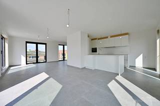 Welkom in deze uitzonderlijke penthouse - centraal gelegen nabij de Grote Markt van Ronse – een zeldzame combinatie van luxe, ruimte en locatie die een waar penthousegevoel creëert.<br /><br />Gelegen op de vierde verdieping van de recente residentie Obelisk, ervaart u hier een unieke vorm van wonen waar licht, elegantie en verfijning centraal staan. Het<strong> prachtige terras van 49 m²</strong>, én een<strong> totaaloppervlak van 161 m²</strong>.<br /><br /><strong>Indeling:</strong> De inkomhal verwelkomt u in een indrukwekkende leefruimte met geïntegreerde keuken, die naadloos aansluit bij het prachtige dakterras. Verder beschikt het appartement over een bureauruimte, een praktische berging, een gastentoilet, een badkamer met ligbad en twee slaapkamers waarvan 1 met badkamer voorzien van inloopdouche.<br /><br /><strong>Troeven:</strong>
<ul>
	<li>Bewoonbare oppervlakte van ca. 161 m²</li>
	<li>Absolute topligging in het centrum  van Ronse</li>
	<li>Riant zonneterras van 49 m² met panoramisch uitzicht</li>
	<li>Mogelijkheid tot aankoop van een ondergrondse parkeerplaats</li>
</ul>
Dit appartement is meer dan een woonst – het is een levensstijl, waar luxe en rust elkaar ontmoeten in een unieke setting.<br />Interesse? Contacteer Kyamo De Smet: 0479 06 13 71