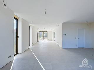 PLUSPUNTEN: <br />+ perceeloppervlakte: 3a09ca<br />+ bewoonbare oppervlakte: 168,00 m²<br />+ rechtse woning lot 2 (nr. 4A)<br />+ 3 slaapkamers<br />+ 4e gelijkvloerse slaapkamer mogelijk<br />+ zonnepanelen 12st<br />+ warmtepomp<br />+ vloerverwarming <br />+ verwacht E-peil E0<br /><br />ALGEMEEN: <br />Gelegen in de rustige Kookshofstraat in Bree geniet deze moderne halfopen bebouwing van een uitstekende woonomgeving waar rust, bereikbaarheid en wooncomfort perfect samenkomen. De woning bevindt zich in een aangename residentiële buurt met een vlotte verbinding naar het stadscentrum, scholen, winkels, sportfaciliteiten en belangrijke invalswegen. Dankzij de groene omgeving en de nabijheid van tal van wandel- en fietsroutes is dit bovendien de ideale locatie voor wie houdt van een ontspannen leefomgeving met alle voorzieningen binnen handbereik.<br /><br />Deze kwalitatieve nieuwbouwwoning combineert een hedendaagse architectuur met een doordachte indeling en een bijzonder energiezuinig karakter. Dankzij de halfopen bebouwing geniet u van extra lichtinval, een ruimtelijk gevoel en een aangename tuinbeleving.<br /><br />De woning wordt volledig afgewerkt met hoogwaardige materialen en is onder meer voorzien van een stijlvolle keuken, een moderne badkamer en kwalitatieve vloerafwerking. De elegante Rubberwood Z-trap vormt een echte blikvanger en versterkt het moderne karakter van de woning.<br /><br />Op het vlak van comfort en duurzaamheid voldoet deze woning aan de hedendaagse verwachtingen. Zo wordt ze uitgerust met vloerverwarming, een warmtepomp en zonnepanelen, wat resulteert in een energiezuinige en toekomstgerichte woonoplossing met lage energiekosten.<br /><br />De praktische indeling biedt bovendien de mogelijkheid om een slaapkamer op het gelijkvloers te voorzien (conform het plan), waardoor de woning geschikt is voor diverse doelgroepen en levensfasen. Dit maakt gelijkvloers wonen mogelijk of biedt extra ruimte voor een bureau, hobbykamer of gastenverblijf.<br /><br />Ook buiten wordt aan alles gedacht. De woning wordt afgewerkt met een verzorgde buitenaanleg, zodat u meteen kunt genieten van uw nieuwe thuis. Daarnaast wordt een carport voorzien die zorgt voor een comfortabele en beschutte parkeerplaats.<br /><br />INDELING:<br />+0: inkomhal, berging, toilet, keuken, eetkamer, leefruimte met mogelijkheid voor gelijkvloerse slaapkamer en/of bureau (zie plan), carport en tuinberging;<br />+1: badkamer, slaapkamer 1, slaapkamer 2, dressing, slaapkamer 3, toilet en berging.<br /><br /><u>Wat wordt voorzien voor deze prijs?</u>
<ul>
<li>alle technieken;</li>
<li>elektrische installatie + keuring;</li>
<li>warmtepomp;</li>
<li>zonnepanelen 5700 Wp (12 panelen);</li>
<li>ventilatie systeem D;</li>
<li>keuken - zie renderbeeld - via Verduyckt keukens;</li>
<li>badkamer - via Verduyckt keukens;</li>
<li>vloeren geleverd en geplaatst;</li>
<li>binnendeuren;</li>
<li>buitenaanleg;</li>
<li>carport en tuinberging;</li>
<li>Z-trap in rubberwood;</li>
</ul>
<br /><strong>FINANCIERING:</strong><br />Een succesvolle vastgoedtransactie begint met een goede voorbereiding. Wij adviseren kandidaat-kopers om hun financiële mogelijkheden tijdig in kaart te brengen, zodat zij met de nodige zekerheid en vertrouwen kunnen handelen wanneer de juiste opportuniteit zich aandient.<br /><br /><strong>VERKOPEN OF VERHUREN MET EEN STRATEGISCHE AANPAK?</strong><br />Dankzij het vertrouwen van onze klanten en onze sterke marktpositie zijn wij voortdurend op zoek naar kwalitatieve eigendommen. Overweegt u te verkopen of te verhuren? Ontdek vrijblijvend onze persoonlijke aanpak en hoe wij uw eigendom optimaal positioneren om de juiste doelgroep te bereiken.<br /><br /><strong>ALS EERSTE OP DE HOOGTE VAN NIEUW AANBOD:</strong><br />De beste eigendommen worden vaak gevonden vóór ze breed beschikbaar zijn. Schrijf u vrijblijvend in via onze website en ontvang nieuw aanbod dat aansluit bij uw wensen en zoekcriteria.<br /><br /><strong>UW VASTGOED, ONZE EXPERTISE:</strong><br />Elke eigendom verdient een persoonlijke strategie. Met een combinatie van marktkennis, professionele presentatie, actieve klantenbenadering en een sterk netwerk begeleiden wij onze klanten naar een succesvol resultaat.<br /><br /><strong>PERSOONLIJKE SERVICE, PROFESSIONELE BEGELEIDING:</strong><br />Een vastgoedbeslissing vraagt een doordachte aanpak. Ons ervaren team staat klaar om u persoonlijk te adviseren en te begeleiden bij elke stap. Contacteer ons via +32 89 87 03 67 of via info@immosign-plus.be.