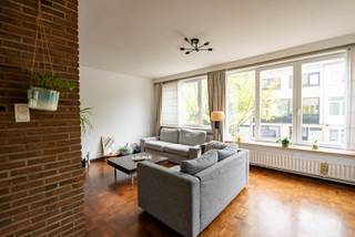 Gelegen in een rustige woonwijk met uitzicht op een achterliggend pleintje, vindt u deze charmante en goed ingedeelde woning. Deze woning is...