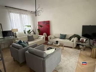<p><span>BERCHEM | ZEER RUIM, LUXUEUS GERENOVEERD HOEKAPPARTEMENT MET DRIE SLAAPKAMERS, TWEE BADKAMERS EN TWEE TERRASSEN | GELEGEN OP DE EERSTE VERDIEPING VAN VOLLEDIG VERNIEUWD GEBOUW | EPC A |</span></p><p><span>Indeling als volgt: inkomhal - slaapkamer 1 - badkamer met inloopdouche en lavabomeubel - slaapkamer 2 met terras - bergplaats - open, hyper-uitgeruste keuken, met ingebouwde wijnkoelkast - leefruimte met terras - apart gastentoilet - slaapkamer met en suite badkamer.</span></p><p><span>Bewoonbare oppervlakte van 120m² - Geen lift - Privatieve kelder - Ruime fietsstalling met elektrische poort.</span></p><p><span>Veel lichtinval en mooi panoramisch zicht op De Villegaspark</span></p><p><span>Elektrische installatie conform het AREI !</span></p><p><span>Gelegen in een rustige woonwijk op wandelafstand van buurtwinkels, supermarkten, restaurants, openbaar vervoer en verbindingswegen.</span></p><p><span>Stad-Antwerpen vlotjes bereikbaar met de (elektrische) fiets.</span></p><p><span>Slechts €100/maand gemeenschappelijke kosten.</span></p><p><span> </span></p><p><span> </span></p><p><span> </span></p>