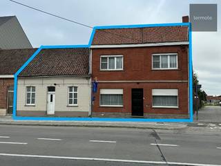 Deze ruime eigendom, gelegen langs de oude baan Gent-Kortrijk, beidt verschillende mogelijkheden :- het kan dienen als woonhuis, al dan niet in...