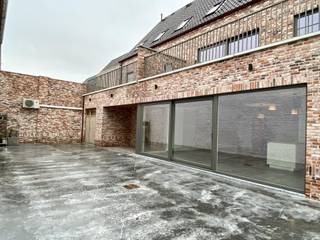 Luxueus afgewerkte eigendom met 3 slks, terras en zoveel meer.<br /><br />De woonst is volledig opgeschilderd en werkelijk onmiddellijk beschikbaar. Een hoogwaardige keuken met vele kastbergingen, vaatwas, oven, microgolfoven, dubbele wastafel,.. met een extra bergruimte achter de keuken.<br /><br />De leefruimte is een lichtrijk geheel met grote raampartijen. Verder zijn er nog drie ruime slaapkamers, een badkamer met douche, ligbad en dubbele wastafel. Apart op de gang is er een toilet voorzien. <br />Leuk meegenomen is dat er voldoende private parking voor het bebouw is voorzien.<br />GEEN SYNDICKOSTEN<br /><br />PLUSPUNTEN:<br />+ gemeenschappelijke inkomhall gedeeld met enkel de bloemenwinkel<br />+ Gerieflijk wonen met kwaliteitsmaterialen<br />+ energiezuinig