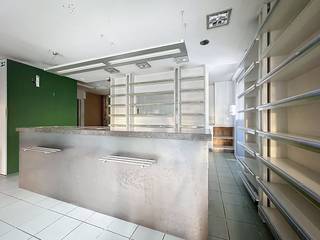 Ce bâtiment d'angle offre une excellente visibilité et a une superficie totale d'environ 169 m² et un studio supplémentaire...