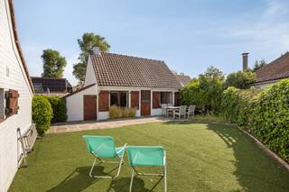 Charmante vakantiewoning te koop in Koksijde, rustig gelegen in een groen domein op wandelafstand van de duinen. De woning beschikt over een zuidgerichte tuin met een ruim terras en een handig tuinhuis. Een privatieve parkeerplaats direct naast de woning is inbegrepen in de prijs en het pand wordt volledig bemeubeld verkocht. De woning bevindt zich in een mede-eigendom met syndicus. Domiciliëring is hier niet toegelaten, wat het de ideale opportuniteit maakt als tweede verblijf. INDELING:- Ingerichte leefruimte met houtkachel;- Keuken met eetplaats;- Slaapkamer (1) met dubbel bed en kasten;- Slaapkamer (2) met 2 enkele bedden;- Badkamer met toilet, wastafel en douche;- Slaapkamer (3) op de mezzanine;- Bergruimte naast de woning;Extra troeven:- Zuid georiënteerde tuin met tuinhuis;- Privatieve parkeerplaats vlak naast de woning inbegrepen in de prijs;- De woning wordt volledig bemeubeld verkocht;- Elektrische verwarming gecombineerd met een houtkachel.Interesse in deze vakantiewoning te koop te Koksijde? Aarzel dan zeker niet contact op te nemen met de dossierverantwoordelijke Yari Devos via 0491 27 21 85 of yari.devos@dewaele.com.Dit pand is onderworpen aan de renovatieverplichting van de Vlaamse overheid voor residentiële gebouwen (behoudens bij sloop binnen 5 jaar na de aankoop). Consulteer voor meer informatie de website van het Vlaams Energie- en Klimaatagentschap via https://www.vlaanderen.be/een-woning-kopen/renovatieverplichting-voor-residentiele-gebouwenBestuursmaatregelen in het maatregelenregister: nee