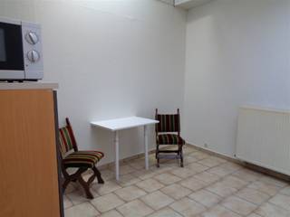 <p><span>Studio meublé au rez-de-chaussée dans le centre de Courtrai, composé d'un espace de vie avec kitchenette - salle de bain - eau, gaz, électricité inclus - avance sur frais généraux 25 €/mnd + règlement - libre à partir d'aujourd'hui - epc 176 kWh/m³ uc  2245159 - Pour plus d'infos ou une visite sans engagement, tél. 056.21.58.00 ou www.immo-lvb.be, allez à la propriété et réservez le rendez-vous via l'agenda.</span></p>