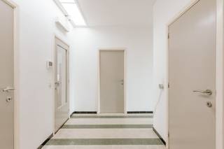 <p>Op een zucht van De Bist en midden in het bruisende hart van Wilrijk bevindt zich dit ruime en lichtrijke appartement, gelegen op de<strong> tweede verdieping</strong> van een verzorgde residentie. Dankzij de centrale ligging heb je hier alles binnen handbereik: winkels, openbaar vervoer, horeca, scholen en gezellige parkjes liggen op wandelafstand.</p><p><br /></p><p>Binnenkomen doe je via de <strong>centraal gelegen inkomhal</strong>. Aansluitend kom je in de ruime leefruimte, waar grote raampartijen zorgen voor een aangename lichtinval doorheen de dag. Vooraan bevindt zich ook de <strong>praktische keuken</strong>, voorzien van voldoende opbergruimte en aansluitingen voor wasmachine en droogkast. Centraal in het appartement bevindt zich de badkamer, samen met een eerste ruime slaapkamer. Achteraan ligt de tweede, eveneens volwaardige slaapkamer, die toegang geeft tot een extra kamer. Deze ruimte wordt momenteel gebruikt als berging, maar leent zich perfect als dressing, hobbyruimte of extra stockageruimte.</p><p><br /></p><p>Kortom, een appartement dat uitpakt met ruimte, licht en een bijzonder praktische indeling, op een toplocatie in Wilrijk.</p><p><br /></p><p><strong>Troeven</strong>: </p><ul><li>Elektriciteit is conform</li><li>Energiezuinig appartement (EPC B)</li><li>Ruim appartement</li></ul>