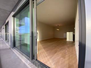 Pal achter de Jan Van Rijswijcklaan en in de Markgravebuurt bevindt zich deze hoogstaande luxerealisatie ‘Louise Marie’, waar wonen een ‘way of life' is.<br /><br />De residentie ademt luxe dankzij tal van faciliteiten zoals een fitness die ter beschikking staan van haar bewoners.<br /><br />De mobiliteit is bovendien ideaal: vlakbij de invalswegen om vlot in en uit de stad te rijden, op wandelafstand van openbaar vervoer en met allerlei winkels op enkele stappen van het appartement.<br /><br />Het appartement is gelegen op de tiende verdieping aan het rustige binnengebied van de residentie.<br /><br />De leefruimte geniet van een aangename lichtinval dankzij de grote raampartijen en de hoekligging. Van hieruit is er met grote schuiframen toegang tot het terras met een open zicht op de Singel en de het knappe binnengebied met waterpartij.<br /><br />In de open keuken met keukeneiland werden alle toestellen ingebouwd: vaatwasser, keramische kookplaat, combi-oven en koelkast met vriesvak.<br /><br />Badkamer met inloopdouche en lavabomeubel. Apart gastentoilet. Praktische bergkast met aansluiting voor wasmachine.<br /><br />De beide slaapkamers geven eveneens uit op het terras.<br /><br />Een privatieve kelderberging en gemeenschappelijke fietsenstalling zijn reeds begrepen in de huurprijs.<br />Een autostaanplaats in de ondergrondse garage is bij te huren aan 130 Euro per maand.<br /><br />Gemeenschappelijke lasten: 150 Euro per maand.<br />Alle nutsvoorzieningen zijn privé op te nemen door de huurder.<br /><br />Beschikbaar vanaf 1 januari 2026.