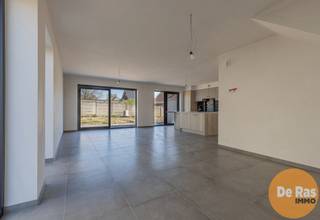 <br />OPHASSELT - Deze prachtige nieuwbouwwoning in moderne, hedendaagse stijl zal u in al zijn opzichten kunnen bekoren. Deze woning die werd gezet met zeer kwalitatieve materialen, biedt u naast alle moderne comfort ook nog een mooie bewoonbare oppervlakte. De woning werd gebouwd naar de huidige regelgeving naar isolatie- en ventilatienormen waardoor u hier terechtkomt in een uiterst energiezuinige woning voorzien van vloerverwarming, warmtepomp, ventilatie, zonnepanelen, enz...<br /><br />Naar indeling toe beschikt deze woning op het gelijkvloers over een inkomhal voorzien van een gastentoilet, een mooie aangename leefruimte voorzien van veel lichtinval met zicht op de tuin met een moderne volledig geïnstalleerde keuken, een bergruimte en een ruime inpandige garage. Op de eerste verdieping bevinden zich naast de overloop, 3 volwaardige slaapkamers, een apart toilet en een verzorgde badkamer voorzien van alle comfort. Verder werd deze woning voorzien van een vaste trap naar de ruime zolder waar perfect nog ruimte is voor het creëren van een extra slaapkamer of een leuke hobbykamer.<br />Ook biedt de woning vooraan nog extra plaats voor het parkeren van 2 wagens en is er natuurlijk de tuin, welke reeds voorzien is van een aangelegd terras. <br /><br />In de directe omgeving bevinden zich openbaar vervoer, buurtwinkels, scholen en invalswegen.<br /><br />Kortom bent u op zoek naar een zeer mooie afgewerkte nieuwbouwwoning voorzien van alle moderne comfort (zoals vloerverwarming, zonnepanelen, warmtepomp enz...), gelegen op een mooi perceel grond, aarzel dan niet en maak snel uw afspraak! Voor meer info of bezoek 053/60.65.60.<br /><br />Aankoop gesplitst stelsel:<br />Grondwaarde 135.000 EUR<br />Constructiewaarde: 304.000 EUR