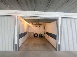 De garagebox (nr. 53) is ondergronds gelegen op verdieping -2 onder de residentie Manager en is makkelijk te bereiken via de Leopoldlaan. De afmetingen van de garage bedragen:<br />- Breedte: 2,30m<br />- Lengte: 5,00m<br /><br />De afmetingen van de gemeenschappelijke inrijpoort: H 1,7 x B 2,98m<br /><br />Troeven: <br />- Onder de Zeedijk<br />- Makkelijk in te rijden<br />- Afgesloten ingang<br /><br />Interesse in dit uitzonderlijk aanbod te Middelkerke? Contacteer ons vandaag nog voor uw bezoek!<br /><br />Bestuursmaatregelen in het maatregelenregister: nee
