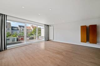 Indeling:<br /><br />*gelijkvloers: inkomhall, afzonderlijk toilet, garage met elektrische poort, 1 slaapkamer, wasplaats, berging, mooi aangelegde zonnige tuin met tuinhuis en vijver.<br /><br />* 1ste verdiep: ruime lichtrijke woonkamer met groot terras, open ingerichte keuken, afzonderlijk toilet.<br /><br />* 2de verdiep: grote slaapkamer met dressing, ruime badkamer met dubbele wastafel, ligbad, douche en toilet. <br /><br />- Elektriciteit conform<br />- Gunstig EPC label (B)<br />- Zonnepanelen<br />- Hoogrendementsglas (PVC)<br />- Volledig instapklaar. <br />- Anti-diefstal alarmsysteem<br />- Elektrische zonnescreens in de leefruimte<br />- Raambekleding in alle kamers<br />- Spanplafond in de leefruimte<br />- Verlichting en spots ingewerkt in alle leefruimtes