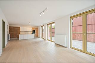 Bent u op zoek naar een volledig instapklaar, modern appartement in hartje Turnhout? Dit prachtig appartement is recent volledig geschilderd, perfect onderhouden en direct klaar voor bewoning.<br />Dankzij de royale raampartijen geniet u in de leefkamer de hele dag van een uitzonderlijke lichtinval. Vanuit vrijwel elk raam kijkt u prachtig weg over de bruisende Turnova-site en de iconische kerktoren op de Grote Markt. Met drie slaapkamers, twee badkamers en de mogelijkheid tot extra opslag en parkeren biedt dit appartement puur comfort.<br />Indeling en troeven<br />• Inkomhal: Uitgerust met een modern gastentoilet en een praktische technische berging.<br />• Leefruimte: Royale, lichtrijke woonkamer met een open keuken. Het grote schuifraam geeft directe toegang tot het gezellige terras.<br />• Nachtzone: Comfortabele masterbedroom met een en-suite badkamer (voorzien van ligbad en wastafel).<br />• Extra kamers: Twee volwaardige eenpersoonskamers, ideaal als kinderkamer, dressing of rustig thuiswerkkantoor.<br />• Sanitair: Een tweede, aparte badkamer met douche en wastafel, plus een extra privétoilet in de nachthal.<br />Waarom dit appartement uw bezoek waard is:<br />• 100% instapklaar: Volledig professioneel geschilderd; u hoeft enkel uw meubels te plaatsen.<br />• Parkeren &amp; Berging: bij aan te kopen, een ondergrondse parkeerplaats en een kelderberging (dus geen parkeerstress in het centrum!).<br />• Toplocatie: Gelegen in het hart van de stad met alle winkels, horeca en cultuur van Turnova en de Markt op wandelafstand.<br />• Licht &amp; Uitzicht: Een uniek, levendig stadspanorama dat elk seizoen fascineert.<br /><br />Maak nu een afspraak via nieuwbouw@hillewaere.be of contacteer onze nieuwbouw makelaar om meer te weten te komen over dit project op 014/ 45 10 11 !