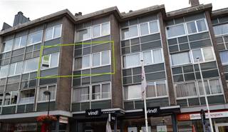 <p><span>Dit goed onderhouden 2 slaapkamer appartement is gelegen in het centrum van Waregem. Het appartement bevindt zich letterlijk op 50 meter van de Kerk en van het park Baron Casier. Bij het verlaten van het appartement ben je in hartje Waregem. Het appartement omvat een inkomhal, een keuken met alle toestellen, een ruime living, badkamer met bad/douche, berging en twee slaapkamers. 720 € huur per maand + 50 € syndic per maand.</span></p>