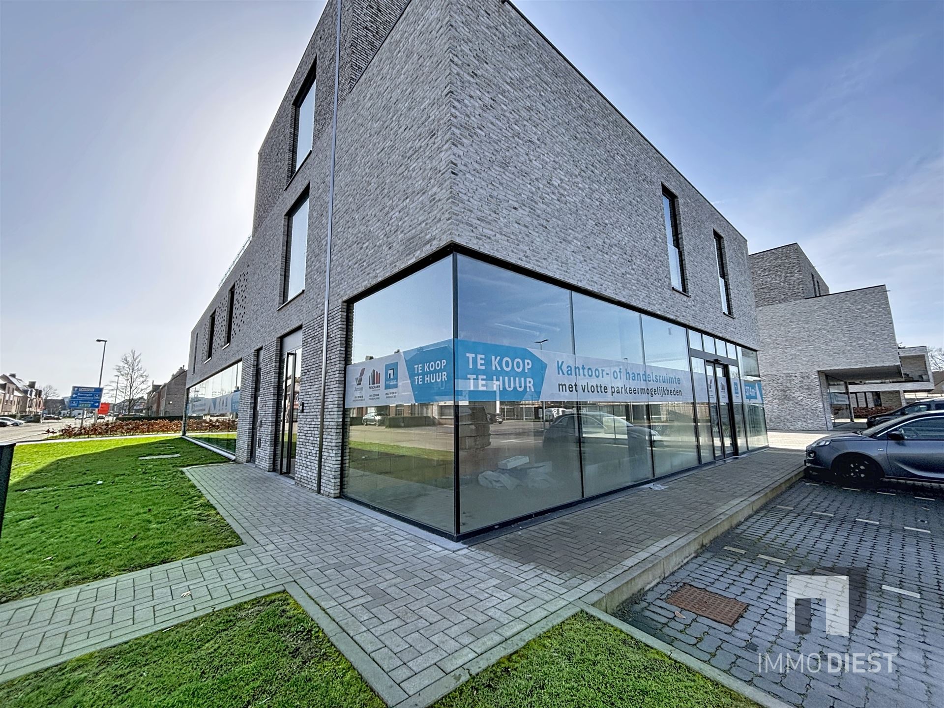 Commercieel Gebouw van 374m2 op toplocatie met parking! - foto 4