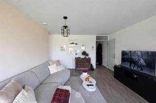 <p><span>GENTBRUGGE</span><span> - Gentbruggekouter 75A: Ben je op zoek naar een nieuwbouw appartement met balkon en parkeerplaats te huur in Gentbrugge? Dan is dit pand mogelijk iets voor jou.</span></p><p><span>De belangrijkste troeven:</span></p><ul><li><span>Rustige en groene omgeving</span></li><li><span>Lichtrijk en energiezuinig appartement</span></li><li><span>Inclusief autostaanplaats </span></li><li><span>Optie tot bemeubeld</span></li></ul><p><span>Indeling:</span><span><br />Inkomhal met gastentoilet, aangename leefruimte met open volledig ingerichte keuken, balkon met prachtig zicht, berging met aansluiting voor wasmachine, twee slaapkamers en badkamer uitgerust met inloopdouche en dubbel lavabomeubel.</span></p><p><span>Belangrijke informatie:</span><span><br />Huurprijs: </span><span>1.150 EUR/ maand + 150 EUR/maand provisie</span><span> gemeenschappelijke lasten. EGW (elektriciteit, gas, water) afzonderlijk af te rekenen.<br /></span><span>Beschikbaar vanaf</span><span>: 1/10/2026. Domicilie verplicht.<br />E-peil: 54 (94 kWh/m² jaar)</span></p><p><span>Interesse in dit gezellige appartement? Vraag dan snel jouw bezoek aan via onze website!</span></p>