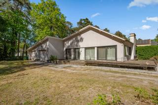 Deze te renoveren woning bevindt zich in een rustige straat op de grens van Keerbergen en Rijmenam. Ze is gelegen op een mooi perceel van 1.833 m² in woonparkgebied en biedt tal van mogelijkheden.<br /><br />Bij het betreden van de woning komt men in een lichtrijke, open leefruimte met een panoramisch zicht op de tuin. In 2021 werden alle ramen vernieuwd. Aansluitend bevindt zich de keuken, die voorzien is van de nodige aansluitingen.<br /><br />Op het gelijkvloers zijn er drie slaapkamers, een aparte badkamer, een wasruimte en een berging. Daarnaast beschikt de woning over een ruime dubbele garage.<br /><br />Op de eerste verdieping bevindt zich een open ruimte met diverse invullingsmogelijkheden. Verder is er nog een bergruimte en een extra slaapkamer aanwezig.<br /><br />Bekijk ook zeker onze website voor de grondplannen.<br />Meer info via Jean.Heylen@imovastgoed.be of via 015/34.34.54.<br />U kan Imo Vastgoed steeds vrijblijvend contacteren voor een gratis waardebepaling van uw woning.