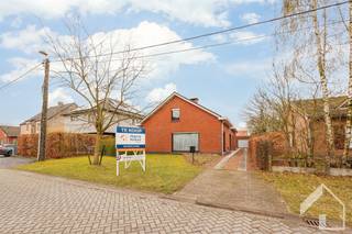 Welkom in deze charmante en ruime woning gelegen op een rustige locatie in Zoersel, Hoogveld 4!Bij het betreden van de woning komt u in de inkomhal...