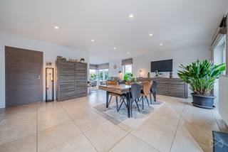 We Invest heeft het genoegen u deze prachtige open bebouwing aan te bieden, gebouwd in 2018 en ideaal gelegen in een rustige wijk.Met een totale...