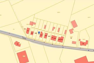 <p><span>Goedgelegen bouwgrond: </span></p><p><span> </span></p><p><span>Enkel eengezinswoningen (incl. zorgwoningen) zijn toegelaten. Woningsplitsing is niet toegestaan.</span></p><p><span>Complementaire functies (kantoor, vrij beroep, handel, horeca, dienstverlening of ambacht) zijn mogelijk tot max. 100 m², mits ondergeschikt aan wonen.</span></p><p><span> </span></p><p><span>Open en halfopen bebouwing toegestaan.</span></p><p><span>Bouwzone hoofdgebouw: 17 m diep vanaf de voorgevel.</span></p><p><span>Max. kroonlijsthoogte 7 m, nokhoogte 11 m, dakhelling tot 45°.</span></p><p><span>Gelijkvloers + verdieping + dakverdieping mogelijk.</span></p><p><span>Max. bouwdiepte gelijkvloers: 17 m.</span></p><p><span>Garage, carport of berging toegestaan (zonder woonfunctie).</span></p><p><span> </span></p><p><span> </span></p><p><span> </span></p><p><span> Belangrijk: dit is een samenvatting. De officiële voorschriften zijn bepalend. </span></p>