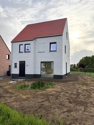 Op een rustige ligging in Westrozebeke, een deelgemeente van Staden, bouwt Hectaar deze alleenstaande nieuwbouwwoning op een ruim perceel. <br /><br /><strong>Indeling van de woning: </strong><br />Gelijkvloers: ruimtelijke inkomhal met gastentoilet - lichtrijke leefruimte met open keuken - wasplaats/bergruimte.<br />Eerste verdiep: 3 volwaardige slaapkamers - volledige ingerichte badkamer met inloopdouche, bad en dubbele wastafel - apart toilet op de nachthal.<br />Zolder: grote zolder te bereiken via een uitrekbare trap.<br /><br /><strong>Troeven van deze woning: </strong>
<ul>
	<li>E-peil 30</li>
	<li>Vloerverwarming in combinatie met een lucht/water warmtepomp</li>
	<li>Ruim perceel</li>
	<li>Twee volwaardige bouwlagen (geen schuin dak in de slaapkamers)</li>
	<li>Ruime oprit en mogelijkheid om nog een carport te plaatsen</li>
	<li>Inclusief aanleg oprit en terras en genivelleerde tuin</li>
</ul>
Aarzel zeker niet om contact op te nemen om een bezichtiging aan deze woning in te plannen. 