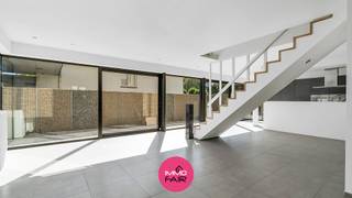 Aan de Postweg 46 in Lanaken ligt deze instapklare, vrijstaande gezinswoning met vier slaapkamers en twee badkamers. Deze lichtrijke, energiezuinige woning uit 2009 biedt maar liefst 210 m² woonplezier op een zongericht, onderhoudsvriendelijk perceel van 353 m². Je woont hier in een rustige, geliefde woonomgeving, nabij het centrum en de dagelijkse voorzieningen. Bilzen en Genk zijn vlot bereikbaar en ook hartje Maastricht ligt vlakbij.<br /><br />Via de ontvangsthal met afzonderlijk gastentoilet kom je in de open leefruimte. Grote raampartijen zorgen voor volop daglicht en de kamerbrede schuifpuien geven rechtstreeks toegang tot het terras. De royale zithoek en eetruimte sluiten op elkaar aan, met de open trap als eigentijds accent.<br /><br />De moderne open keuken beschikt over veel werk- en kastruimte en een ontbijthoek. Ze is uitgerust met een inductiekookplaat van De Dietrich, een ingebouwde vaatwasser, combi-oven, koelkast en diepvries.<br /><br />Op de eerste etage bevinden zich drie slaapkamers. De master bedroom van circa 23 m² beschikt over een ingebouwde kastenwand en een eigen badkamer en suite. De twee overige slaapkamers zijn elk circa 16 m² groot. Daarnaast zijn er een tweede badkamer en een apart toilet.<br /><br />De volledig ingerichte zolderverdieping vormt de vierde slaapkamer. Met circa 35 m² biedt deze ruimte ook plaats voor een werkplek of een eigen zithoek.<br /><br />Het souterrain biedt extra bergruimte en plaats aan de technische installaties.<br /><br />De woning heeft EPC-label B, met een energiescore van 123 kWh/(m² jaar). De aluminium ramen met hoogrendementsbeglazing en de recente cv-installatie op aardgas dragen bij aan de gunstige energieprestatie.<br /><br />Buiten vind je een onderhoudsvriendelijk aangelegd terras. Aan de voorzijde biedt de royale kiezelparking parkeergelegenheid voor meerdere auto’s op eigen terrein.<br /><br />Extra troeven:<br /><br />- Zuid-west georiënteerd perceel<br />- Twee airco-installaties van Mitsubishi Electric met koel- en verwarmingsfunctie.<br />- Aluminium ramen, deels voorzien van automatische rolluiken.<br />- Elektrische installatie conform tot 2034.<br />- Onderhoudsvriendelijke buitenruimte en parking voor meerdere voertuigen.<br /><br />Op zoek naar een royale, instapklare en energiezuinige gezinswoning? Bel Immofair op 089 390 990 of mail naar info@immofair.be voor een persoonlijke bezichtiging.