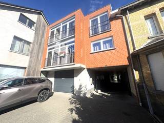 <strong>Ligging</strong><br />Dit gezellige éénslaapkamerappartement met aangename, afgesloten tuin is gelegen op een uitstekende locatie in Brakel. Dankzij de centrale ligging bevinden het centrum, winkels, openbaar vervoer en belangrijke verbindingswegen zich op korte afstand. Ideaal voor wie comfortabel wil wonen met alle dagelijkse voorzieningen binnen handbereik.<br /><br /><strong>Indeling</strong><br />Het appartement op het gelijkvloers beschikt over een lichtrijke leefruimte met ingerichte keuken. Aansluitend bevindt zich de afgesloten tuin, smaakvol aangelegd met kunstgras en perfect om in alle rust van het buitenleven te genieten.<br />Op de verdieping vindt u een bijzonder ruime slaapkamer en een badkamer uitgerust met een douche, lavabo, toilet en aansluiting voor een wasmachine.<br /><br /><strong>Technisch</strong><br />Het appartement wordt verwarmd via centrale verwarming op aardgas. De energiescore bedraagt 350 kWh/m²/jaar, met een EPC-label D.<br />Beschikbaar vanaf 15 januari 2027, met de mogelijkheid om vroeger in te trekken.<br /><br /><strong>Troeven</strong>
<ul>
<li>Bijzonder ruime slaapkamer</li>
<li>Aangename, afgesloten tuin met kunstgras</li>
<li>Centrale ligging nabij het centrum, winkels en openbaar vervoer</li>
<li>Autostaanplaats achteraan inbegrepen als extra troef</li>
<li>Géén gemeenschappelijke kosten</li>
</ul>
<br /><strong>Contact</strong><br />Bent u op zoek naar een gezellig appartement met tuin op een gunstige locatie in Brakel? Dan is dit pand zeker een bezoek waard!<br />Voor meer informatie of een bezoek kunt u contact opnemen met Realimmo via cedrik@real-immo.be.