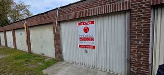 Het betreft hier een garagebox van 6 op 3m met wit gelakte metalen poort.