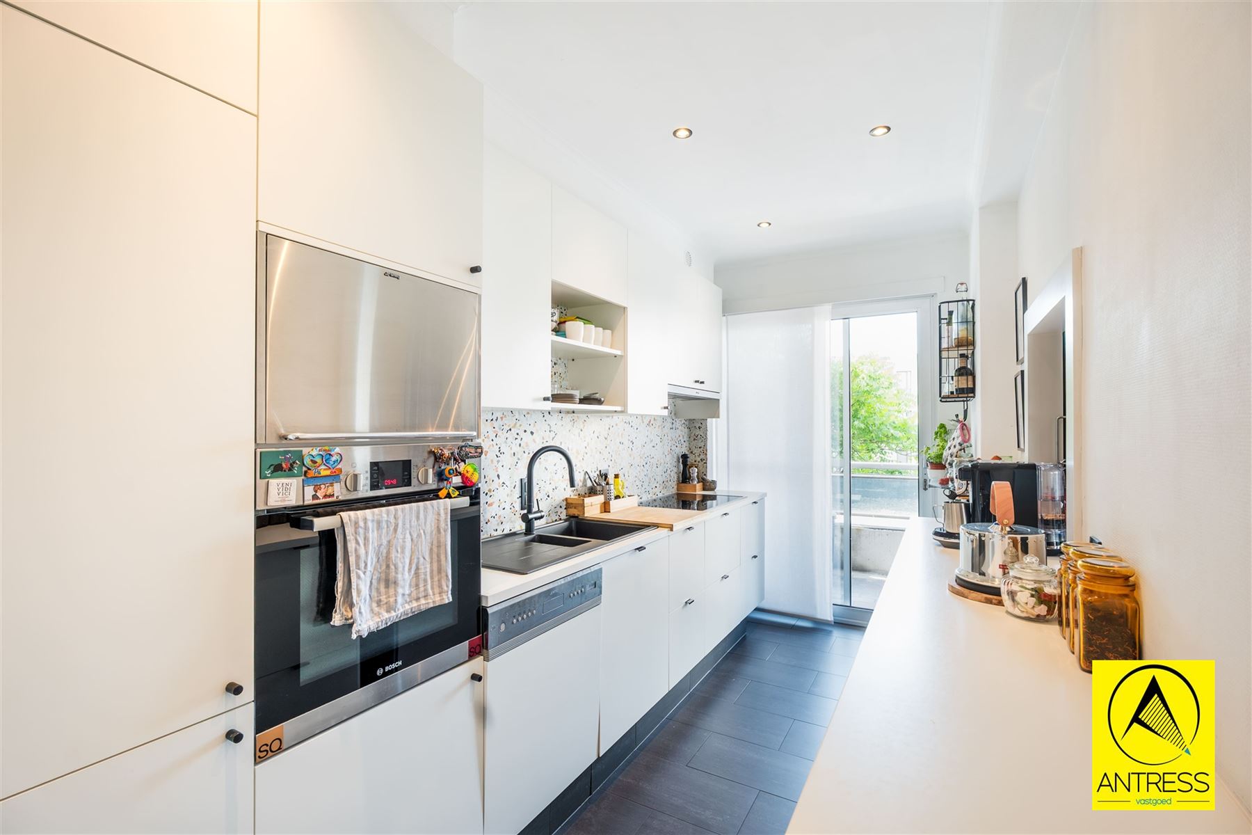 Stijlvol en instapklaar 2 slaapkamer appartement van 107m² met zeer ruim zonnig terras van 45m² op fel begeerde centrale locatie! - foto 3