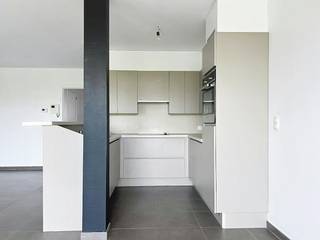 Le moyen le plus rapide pour visiter cet appartement ? Demandez votre visite via le bouton rouge de notre site Web (www.dewaele.com) et vous serez contacté par l'un de nos experts en location.<br /><br />Bel appartement lumineux avec chambres, terrasse et abri voiture dans une résidence calme à Izegem (Bosmolens).<br /><br />La disposition de l'appartement est la suivante :<br />- Hall d'entrée <br />- WC séparés <br />- Espace de vie lumineux<br />- Cuisine ouverte avec lave-vaisselle, four, micro-ondes, évier, cuisinière, hotte, réfrigérateur, congélateur et placards intégrés <br />- Rangement <br />-2 chambres<br />- Salle de bain avec douche et double vasque<br />- Terrasse avec vue<br /><br />Caractéristiques supplémentaires :<br />- Ascenseur dans le bâtiment<br />- Appartement économe en énergie <br />- Résidence calme avec accès facile aux routes, commerces, transports en commun,...<br /><br />Carport requis pour la location : 50,00 euros/mois<br /><br />Cet appartement à louer à Izegem (Bosmolens) vous intéresse ? N'hésitez pas à nous contacter.
