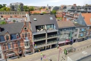 In hartje Deinze, situeert zich dit bijzonder ruim appartement met een bewoonbare oppervlakte van maar liefst 136m² bvo (125m² nvo). Het gebouw dateert van 2012 en voldoet dus aan de hedendaagse normen.<br /><br />BEZOEKDAGEN DINSDAG 06/10/2026 en DONDERDAG 15/10/2026 (op afspraak)<br />Dit appartement wordt u exclusief aangeboden door Access Estate.<br />Contacteer ons via +32 470 06 80 15 of nathan@accessestate.be<br /><br />Het appartement is verdeeld over de 3de en 4de verdieping van de residentie, waardoor u geniet van maximale rust zonder bovenburen. Dankzij de geïnstalleerde traplift is de duplex ook comfortabel toegankelijk voor wie minder goed te been is.<br /><br />De lichtrijke leefruimte van ca. 40 m² sluit aan op een volledig uitgeruste keuken. Verder beschikt het appartement over 2 volwaardige slaapkamers, waarvan één met dressing, een badkamer met inloopdouche en dubbele lavabo, twee afzonderlijke toiletten en tal van praktische ingemaakte kasten.<br /><br />Buiten geniet u van 2 buitenruimtes : een ruim, zuidoost gericht terras en een tweede balkon aan de noordwestzijde. Om oververhitting te vermijden zijn er elektrische screens geïnstalleerd.<br /><br />Extra troeven zijn de ruime private kelderberging (inbegrepen in de vraagprijs), de uitstekende energiescore (EPC-label B - 116 kWh/m²/jaar) en de mogelijkheid tot aankoop van een bovengrondse garagebox voor € 27.500.<br /><br />Het appartement is verhuurd sinds 1/12/2024 voor €950 (+€50 kosten)/maand. Indien u het appartement wenst te kopen voor eigen gebruik dient u rekening te houden met een opzegtermijn van 6 maanden na akte.<br /><br />Een ideale woonst voor wie op zoek is naar ruimte, comfort en een topligging in het centrum van Deinze.<br /><br />Meer informatie: https://accessestate.be/te-koop