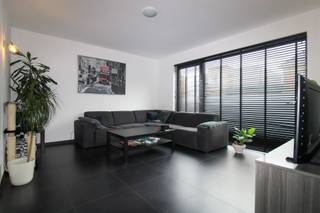 <p><span>In het rustige en charmante Uikhoven (Maasmechelen) vind je deze instapklare ééngezinswoning uit 2012, die moderne afwerking combineert met praktisch wooncomfort.<br />Dankzij haar doordachte indeling, onderhoudsvriendelijke tuin en gunstige ligging is dit zowel een ideale gezinswoning als een interessante investeringsopportuniteit.</span></p><h4><span>Indeling en troeven</span></h4><p><span>Op het gelijkvloers kom je binnen via een lichte inkomhal met gastentoilet. De lichtrijke leefruimte omvat een zithoek, eethoek en open keuken. Deze laatste is uitgerust met inbouwkoelkast, oven, vaatwasmachine en kookplaat met dampkap. <br />Aansluitend bevindt zich een praktische berging/wasruimte achter de keuken, ideaal voor extra opslag en het plaatsen van uw wasmachine en of droogkast.</span></p><p><span>Via de keuken bereik je de onderhoudsvriendelijke, volledig beklinkerde tuin, voorzien van een tuinhuis, perfect voor wie houdt van buiten zitten zonder veel onderhoud. De carport biedt beschutting voor de wagen, en het aangeplant voortuintje zorgt voor een verzorgde uitstraling.</span></p><p><span>Op de verdieping vind je drie volwaardige slaapkamers en een badkamer uitgerust met ligbad, douche, toilet en dubbele wastafel. </span></p><h4><span>Troeven op een rij</span></h4><ul><li><span>Bouwjaar 2012 energiezuinig en instapklaar</span></li><li><span>Elektriciteit conform </span></li><li><span>Airco's (living + slaapkamer)</span></li><li><span>Onderhoudsvriendelijke tuin met terras en tuinhuis</span></li><li><span>Carport </span></li><li><span>Rustige ligging met vlotte verbinding naar Maasmechelen, Lanaken en Maastricht</span></li></ul><p><span>Extra weetje</span></p><p><span> </span></p><p><span>De woning is momenteel verhuurd via een 9-jarig contract, afgesloten aan 850 per maand, en geïndexeerd tot €986 per maand.</span></p><p><span> </span></p><p><span>Contacteer ons snel voor meer informatie of een bezoek, deze instapklare topper is het zien waard! </span></p><p><span>Je kan contact opnemen via 0484.35.70.31 of <span>diana@jemar.be</span></span><span>.</span></p>