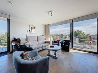 Op zoek naar comfortabel en zorgeloos wonen aan de kust? Deze moderne assistentiewoning (hoekappartement) combineert rust, luxe en een ideale ligging vlak bij het centrum én het strand van Sint-Idesbald. Het appartement beschikt over twee volwaardige slaapkamers, ruime en zonnige terrassen, en is volledig instapklaar afgewerkt. Perfect voor wie meteen wil genieten van zijn nieuwe thuis zonder extra zorgen. De residentie biedt bovendien tal van extra faciliteiten die uw wooncomfort naar een hoger niveau tillen: een volledig uitgeruste fitnessruimte, een wellness met ontspanningsmogelijkheden en een gezellige bibliotheek om in alle rust te lezen of anderen te ontmoeten. Res. 't Zout 0201