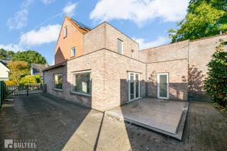 Deze ruime halfopen bebouwing is rustig gelegen aan de rand van Sint-Niklaas en biedt tal van mogelijkheden om er uw droomwoning van te maken. Op het gelijkvloers vindt u een inkomhal, een lichtrijke living met toegang tot het terras, een open ingerichte keuken en een apart toilet. De tussenverdieping beschikt over een badkamer met dubbele lavabo, bad, douche en toilet. De eerste verdieping telt twee slaapkamers en de tweede verdieping beschikt over een derde, ruime slaapkamer. Buiten geniet u van een terras met tuin, een ruime garage die ook ideaal is voor zelfstandigen en meerdere autostaanplaatsen naast de woning. De woning beschikt over dubbele beglazing, centrale verwarming op aardgas, zonnepanelen, een conforme elektrische installatie en is asbestveilig. Dankzij de rustige ligging, de nabijheid van fiets- en wandelroutes en de vlotte verbinding met de E17 en N41 is dit een interessante opportuniteit voor wie ruimte en bereikbaarheid wil combineren. Interesse? Boek vandaag nog uw bezoek!