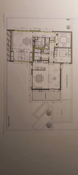 <p>Deze gezellige studio verwelkomt je via een lange inkomhal. In de inkomhal bevinden zich reeds een apart toilet en een badkamer. Verderop kom je terecht in de lichtrijke leefruimte met open keuken, die een aangename en praktische indeling biedt.</p><p>In de leefruimte is bovendien een apart hoekje gecreëerd dat werd ingericht als slaapgedeelte, wat zorgt voor een slimme en functionele scheiding tussen wonen en slapen.</p><p>Daarnaast beschikt het pand over een parkeerplaats in de gemeenschappelijke garage en een private kelderberging, wat zorgt voor extra comfort en opbergruimte.</p><p><u>De meubels</u> die zichtbaar zijn op de foto’s blijven bovendien <u>aanwezig</u>, waardoor de studio instapklaar is.</p>