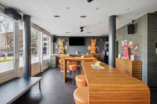 Ben je op zoek naar een investering of wil je je eigen zaak uitbouwen in het commerciële centrum van Gistel?<br />Dan is dit handelspand zeker iets voor jouw!<br /><br />Deze gekende zaak ligt op de markt in Gistel, wat garant staat voor een goede bereikbaarheid en voldoende zichtbaarheid.<br />Het pand is onmiddellijk beschikbaar en kan dienen voor tal van doeleinden.<br />Welke zelfstandige activiteit je ook wil uitvoeren, van zichtbaarheid ben je 100% zeker!<br />De zaak werd jaren uitgebaat als horecazaak, maar is vrij van huur, waardoor je je onderneming onmiddellijk zelf vorm kan geven.<br /><br />Er is een gelagzaal met een bar en plaats voor een DJ-boot. Er is een aparte keukenruimte voorzien.<br />In de kelderverdieping zijn er verzorgde sanitaire voorzieningen en een kelder van zo'n 30 m², ideaal voor extra stockage.<br /><br />Op de Markt is er een vergunning voor een terras en uiteraard voldoende parkeerplaats!<br /><br />Wil je meer informatie of een bezoek mail naar kris.bauwens@albert.immo of bel 0470/51 04 09