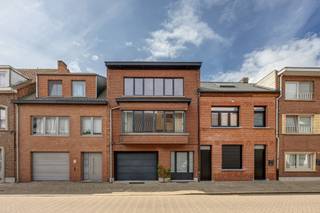 <p><strong>Ruime op te frissen woning met inpandige garage, 5 slaapkamers en fijne tuin nabij het centrum van Turnhout en de Nieuw Kaai. Winkels, horeca, scholen, openbaar vervoer… op fiets -en wandelafstand. Epc 336 kWh/m² (Label D), elektriciteit conform.</strong><br /><br /><strong>Ligging:</strong> Rustig en centraal gelegen, met winkels, scholen, het station en de Nieuwe Kaai op wandelafstand<br /><u><br /></u><strong>Indeling:</strong> <strong>-1:</strong> Kelder <strong>0:</strong> Inkomhal, gastentoilet, woonkamer/eetkamer, keuken, inpandige garage, <strong>+1:</strong> badkamer, 2 slaapkamers, <strong>+2</strong>: 3 slaapkamers <strong>Buiten:</strong> Tuin met terras<br /><br /><strong>Omschrijving: </strong>Deze op te frissen, charmante stadswoning biedt een sterke combinatie van ruimte, lichtinval en een functionele indeling. Ideaal voor wie een comfortabele gezinswoning zoekt met verdere optimalisatiemogelijkheden. De inkomhal met gastentoilet vormt de centrale toegang tot de leefruimte, kelder en inpandige garage. De ruime woonkamer met parketvloer wordt gekenmerkt door een aangename lichtinval dankzij de lichtkoepels en sluit via een dubbele schuifraam naadloos aan op het terras en de west georiënteerde tuin. De keuken is praktisch ingericht, geniet van tuinzicht en is uitgerust met gasvuur, dampkap, oven, koelkast, vaatwasser, dubbele spoelbak en voldoende kastruimte. Ook hier is er directe toegang tot de tuin. Verder beschikt het gelijkvloers over een inpandige garage met elektrische poort en een ruime kelder. Op de eerste verdieping bevinden zich twee slaapkamers en een volledig uitgeruste badkamer met douche, ligbad, dubbele wastafel en toilet. De tweede verdieping telt nog drie volwaardige slaapkamers, geschikt voor diverse invullingen zoals extra slaapruimte, bureau of hobbykamer. Buiten geniet je van een aangename, zonnige tuin met terras, optimaal georiënteerd op het westen.</p>
<p><strong>Belangrijkste troeven:<br /></strong>- Zonnecollectoren aanwezig<br />- Conform elektrisch keuringsattest<br />- Ruime woning met uitbreidings- en inrichtingsmogelijkheden<br />- Vijf volwaardige slaapkamers<br />- West georiënteerde tuin</p>
<p>Een ideale woning voor wie op zoek is naar ruimte, licht en de kans om verder naar eigen smaak te moderniseren. Zeker een bezoek waard!<br /><br /><strong>Vermeldingen inzake bijzondere infoplicht:</strong> omgevingsvergunning stedenbouwkundige handelingen uitgereikt, woongebied, geen rechterlijke herstelmaatregel of bestuurlijke maatregel opgelegd of opname in het maatregelenregister, geen voorkooprecht ruimtelijke ordening, geen omgevingsvergunning voor verkavelen van gronden, geen watergevoelig openruimtegebied</p>