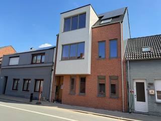 Dit nieuwbouwproject is gelegen in het centrum van Stabroek en voorziet 3 appartementen, 3 garageboxen en gem. afvalberging en fietsberging.<br /><br />De appartementen omvatten 1 of 2 slaapkamers en zijn bereikbaar via een gemeenschappelijke traphal zonder lift.<br /><br />Alle appartementen worden volledig afgewerkt met hoogwaardige materialen volgens het bijgevoegd lastenboek. De koper beschikt over ruime budgetten om het appartement naar eigen wens af te werken.<br /><br />Het gelijkvloers appartementen is voorzien van een zonnige tuin. De andere appartementen beschikken over een terras.<br /><br />Achteraan zijn er 3 garageboxen aanwezig met toegang langs de Smoutakker en te voet ook langs de Kleine Molenweg.<br /><br />Er werd gestreefd naar een stijlvolle en moderne vormgeving, die focust op kwaliteitsvol wonen met aandacht voor licht en lucht.<br /><br />De garageboxen zijn verplicht mee aan te kopen. De prijs bedraagt 24.500,00 EUR excl. btw en registratierechten.<br /><br />De werken zullen starten vanaf 01/08/2025.<br /><br />Voor meer informatie, contacteer Lauren van der Poel via 03 568 03 03 of lauren@vastgoed03.be<br /><br />Plannen en lastenboek kan u op onze website downloaden.