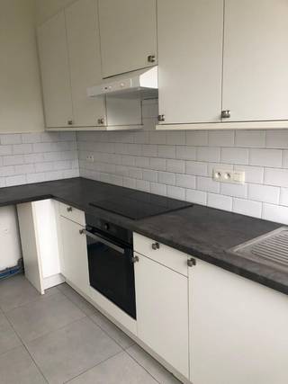 KIJKDAG ZATERDAG 13/6 verplicht inschrijven via: https://ap.lc/RLZty<br /><br />Het appartement is gelegen op de eerste verdieping in een gebouw met 5 appartementen. De keuken is voorzien van alle toestellen. Volledig appartement is op tegel. In de badkamer is een douche, lavabo en toilet. Naast de 2 slaapkamers is er nog een aparte berging. In de kelder zijn er twee bergingen inbegrepen.<br /><br />Troeven zijn een conform elektriciteitsattest, EPC B, een asbestveilig appartement.<br /><br />Een ondergronds garage is verplicht mee aan te kopen aan de prijs van € 22.500.<br /><br />Appartement is momenteel verhuurd zodat het ook als investering kan gekocht worden.