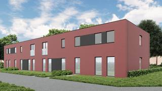 <strong>Nieuwbouwwoningen te koop te Ieper</strong><br /><br />“DE VLOEI” Lot 131<br /><br />Nieuwbouwwoning met tuin !<br /><br />Duurzame 3 slaapkamer woning voorzien van warmtepomp, vloerverwarming, ventilatiesysteem D en zonnepanelen.<br />E-peil 20 !<br /><br />Volledige afwerking : Keuken, vloerafwerking beneden en boven, terras, tuin, ...<br /><br />Woning voorzien van :<br />* inkomhal, vestiaire , toilet<br />* lichtrijke leefruimte<br />* Ruime open keuken <br />* Wasplaats <br />* Tuin met tuinberging<br /><br />Verdieping :<br />* 3 slaapkamers<br />* Badkamer (dubbel meubel, inloopdouche , bad , toilet)<br />* Bovenberging<br /><br />E-peil max 20 !<br /><br />Neem contact voor een bezoek via 051 21 11 11 of matias@imfiro.be