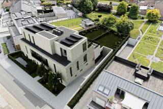 <p><span><strong>Nieuwbouwproject Prestige te Paal – Stijlvolle appartementen op een toplocatie in Paal centrum!</strong></span><br /><span>Welkom in dit exclusieve nieuwbouwproject, gelegen aan de Solferinostraat 8-10, te 3583 Paal, op een centrale locatie waar kwaliteit en comfort hand in hand gaan. </span><br /><span>Dit project bestaat uit 6 moderne appartementen die zich kenmerken door een stijlvolle, hedendaagse architectuur met een focus op licht en ruimte.</span></p><p><span><strong>Indeling appartement 0.2:</strong></span><br /><span>Dit appartement bevindt zich op de gelijkvloerse verdieping.</span><br /><span>Inkomhal, toilet, berging, woonkamer met open keuken, badkamer, 3 slaapkamers, ruim terras met tuin.</span></p><p><span>Kwaliteit en comfort staan centraal, en dat merk je in elk detail van dit unieke project. </span></p><p><span>Van ruime indelingen tot duurzame technieken, elk appartement is ontworpen met het oog op een comfortabele levensstijl. Het E-peil van E20 garandeert een energiezuinig woonklimaat.</span></p><p><span>Appartementen in het kort:</span></p><p><span>Gelijkvloers: Twee ruime appartementen met tuin aan de achterzijde van het gebouw.</span><br /><span>Eerste verdieping: Drie één-slaapkamer appartementen, elk voorzien van een ruim terras waar je volop kunt genieten van de buitenlucht.</span><br /><span>Tweede verdieping: Het exclusieve penthouse, ideaal voor wie op zoek is naar extra luxe en privacy.</span></p><p><span>De verwarming en warmwaterproductie wordt geregeld via een individuele warmtepomp, wat bijdraagt aan een lager energieverbruik en een duurzame manier van wonen. De vloerverwarming zorgt voor een aangename, gelijkmatige warmte in elk appartement.</span></p><p><span>Daarnaast is elk appartement uitgerust met een ventilatiesysteem D, conform de EPB-eisen. Dit garandeert een gezond binnenklimaat met voldoende frisse lucht, het hele jaar door.</span></p><p><span>De afwerking van de appartementen gebeurt volgens het lastenboek, waarbij de koper de keuze heeft voor bepaalde materialen en afwerkingen. Zo kun je jouw nieuwe appartement volledig personaliseren.</span></p><p><span>De vermelde prijs is exclusief de parkeerplaats en kelderberging, de aansluiting van de nutsvoorzieningen, basisakte, btw, registratierechten grond.</span><br /><span>Parkeerplaats en kelderberging verplicht bij aan te kopen. </span></p><p><span>*Aankoop aan 6% btw mogelijk, indien u aan de voorwaarden voldoet.</span></p>
