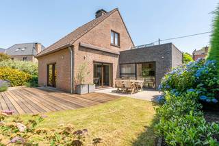Deze mooie woning onderging in 2007 een grondige renovatie waarbij een extensie werd gebouwd en de keuken en leefruimte een grondige make-over kregen. Deze renovatie werd uitgevoerd met kwalitatieve materialen en met ruimte en licht als belangrijkste criteria. De woning werd steeds goed onderhouden en is aldus instapklaar.<br /><br />Bestaande uit een inkomhal met een apart toilet, een lichtrijke leefkeuken met een eetplaats en een schuifraam naar het terras, een gezellige leefruimte met een zit- en een eetplaats en een schuifraam naar de tuin, een bureau/slaapkamer met een wastafel, een wasplaats, een berging en een garage.<br />Op het verdiep zijn 4 mooie slaapkamers voorzien, een badkamer met een ligbad én een douche en een nachthal met een apart toilet. Hierboven strekt zich een geïsoleerde bergzolder.<br /><br />De tuin is aangelegd met een voortuin met een oprit met plaats voor 2 wagens en is langs weerszijden afgesloten met een poort. Naast de woning is een tuinberging voorzien en achteraan de woning zijn 2 ruime zonneterrassen en een grasveld voorzien. De tuin grenst aan natuur- en agrarisch gebied, hier geniet u van absolute rust en zicht op groen!<br /><br />EPC 257kWh(C-label)! Elektriciteit conform! Asbestveilig!<br /><br />Indien u deze leuke woning graag bezoekt dan kan u mij steeds bereiken via arnaut@immojanstas.be of op 0495292080.<br /><br />Bijkomende info (EPC, bodemattest, elektriciteitsattest, enz...) kan U hier downloaden ↓