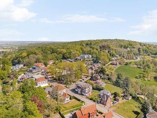 <p>Gezellig gelijkvloers appartement op de Kluisberg, ideaal gelegen voor wie rust en bereikbaarheid wil combineren. Dit lichtrijke appartement beschikt over een ruime woonkamer met open keuken, perfect voor een aangename leefruimte. Via de inkomhal bereikt u een apart toilet en een praktische berging/wasplaats. De slaapkamer geeft rechtstreeks uit op een terras, ideaal om te genieten van de buitenlucht. Verder is er een verzorgde douchekamer.<br /><br />Extra troeven zijn de grote kelderberging en een private parkeerplaats, wat zorgt voor comfort en opslagruimte.<br /><br />Gelegen op de Kluisberg, op wandelafstand van het bos en verschillende horecazaken, geniet u hier van een groene en levendige omgeving. Bovendien bent u op slechts 10 minuten van Avelgem en minder dan een half uur van Oudenaarde en Doornik, wat zorgt voor een vlotte verbinding naar omliggende steden.<br /><br />Ideaal als eerste woning, investering of tweede verblijf in een prachtige regio.<br /><br />Dit zoekertje omvat enkele AI-gegenereerde visualisaties.<br />Meer info of plan je bezoek: wim@immobeguin.be<br />Te koop via Immo Beguin, uw vastgoedexpert sinds 2009, met kantoren in Ronse, Waregem, Kortrijk, Deinze, Doornik en Lessen.</p>