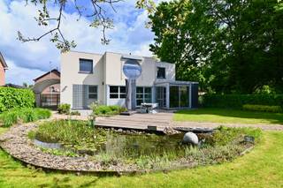 In een rustige doodlopende straat, op een uiterst centrale ligging nabij de N3 en N80 richting Tienen, Alken en omliggende gemeenten, bevindt zich deze uitzonderlijk knappe villawoning met een tijdloze architectuur en een hoogstaand afwerkingsniveau. Scholen, winkels, de Grote Markt, het LAGO-zwembad en tal van wandel- en fietsroutes bevinden zich op korte afstand, wat deze locatie niet alleen uiterst toegankelijk maar ook bijzonder kindvriendelijk maakt.<br /><br />Deze stijlvolle villa werd gebouwd in 1999/2000 volgens een vooruitstrevend architecturaal concept en werd doorheen de jaren met de grootste zorg onderhouden en verder gemoderniseerd naar hedendaagse normen. De combinatie van kwalitatieve materialen, royale volumes en overvloedige lichtinval zorgt voor een unieke woonbeleving waar comfort en elegantie perfect samenkomen.<br /><br />Via de ruime inkomhal met vestiaire en apart gastentoilet betreedt u een woning die meteen indruk maakt door haar openheid en licht. De inkomhal vormt het centrale hart van de woning en biedt bovendien ruimte voor een bureel of stijlvolle ontvangstruimte. De royale leefruimte met gezellige zithoek, eetkamer en leeshoek sluit naadloos aan op de open leefkeuken. Dankzij de vele grote raampartijen geniet elke ruimte van een prachtige connectie met de tuin en een overvloed aan natuurlijk licht. De volledig uitgeruste keuken beschikt over kwalitatieve toestellen van onder andere Electrolux (inductiekookplaat, microgolfoven, heteluchtoven), Miele (afwasmachine), AEG (koelkast) en NOVY (dampkap), afgewerkt met een elegant natuurstenen werkblad, dubbele spoelbak met afdruipzone en tal van praktische ingewerkte voorzieningen zoals diverse stopcontacten. Verder omvat het gelijkvloers een praktische wasplaats met toegang tot de tuin, veel maatwerkkasten en een ruime inpandige garage met zijdelingse ingang naar de carport.<br /><br />Op de verdieping creëert de mezzanine een prachtig ruimtelijk gevoel. Hier bevinden zich drie volwaardige slaapkamers, een aparte douchekamer, een afzonderlijk toilet én een luxueuze master suite met walk-in dressing en stijlvolle badkamer met ligbad.<br /><br />Ook de volledig ingerichte kelderverdieping biedt verrassend veel extra leefruimte en mogelijkheden. Hier vindt u onder andere een fitnessruimte, ontspanningsruimte, extra salon, technische ruimte, een kelderberging en een koude opslagruimte.<br /><br />Buiten geniet u van een volledig aangelegd en omheind perceel met een prachtig aangelegde, zuid geörienteerde tuin. Het ruime terras, de sfeervolle vijver, het tuinhuis en de verzorgde beplanting creëren een oase van rust en privacy. Extra troef is de bijkomende carport naast de woning.<br /><br />Bent u op zoek naar een instapklare villa met uitstraling, ruimte, luxe en een topligging? Aarzel dan niet en bel ons snel op 011 70 70 19 voor een afspraak.