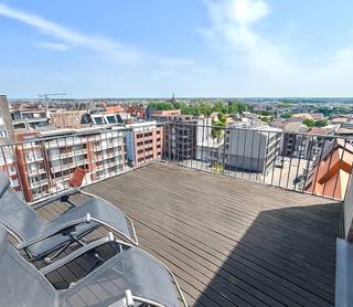 Ontdek dit instapklare duplex-appartement op de 7de en 8ste verdieping van residentie 'Leopold', gelegen in het bruisende centrum.Met een royaal...